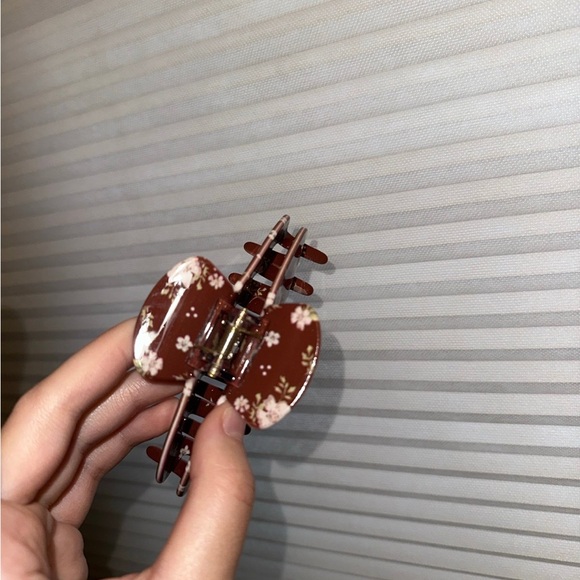 Emi Jay Claw Clip - Picture 2 of 5